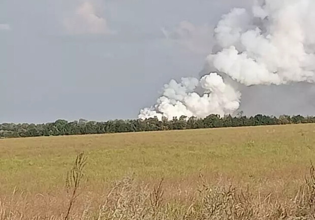 На місці ворожого обстрілу в Запорізькому районі виникла пожежа. 