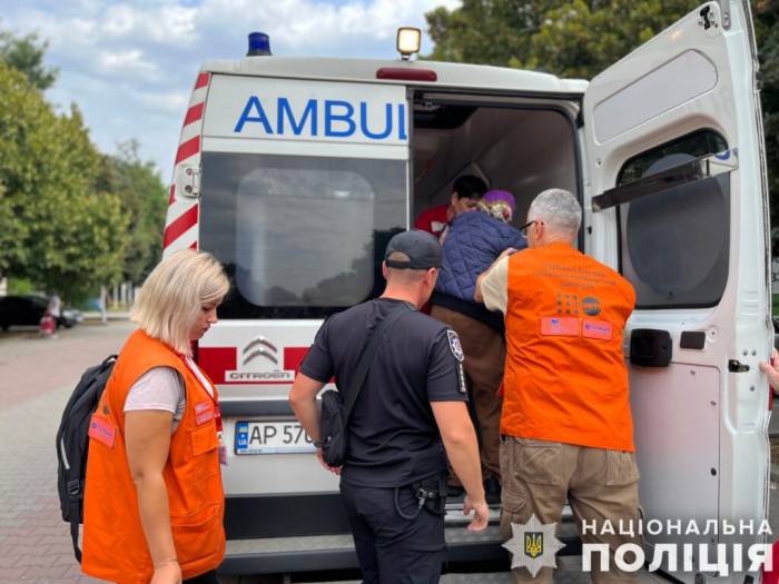 Не годувала й змушувала жебракувати: в Запоріжжі жінка знущалась над своєю мамою.