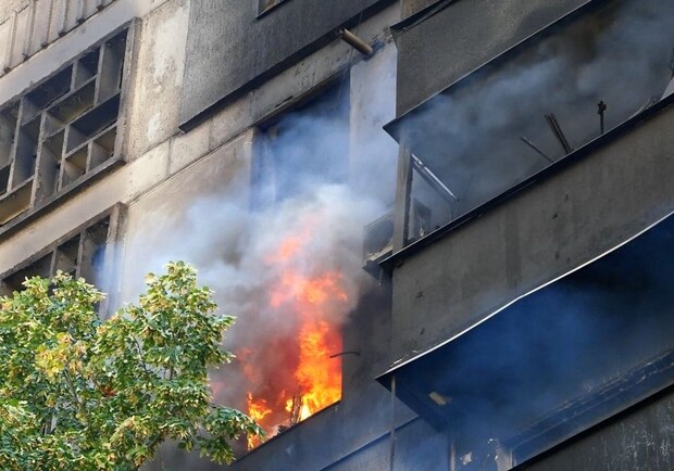 Через російські обстріли в Оріхові на Запоріжжі загорілися два житлових будинки. 
