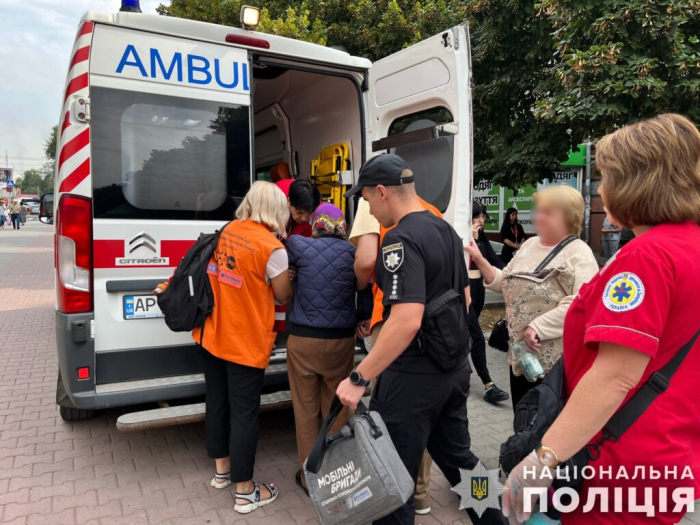 Не годувала й змушувала жебракувати: в Запоріжжі жінка знущалась над своєю мамою.