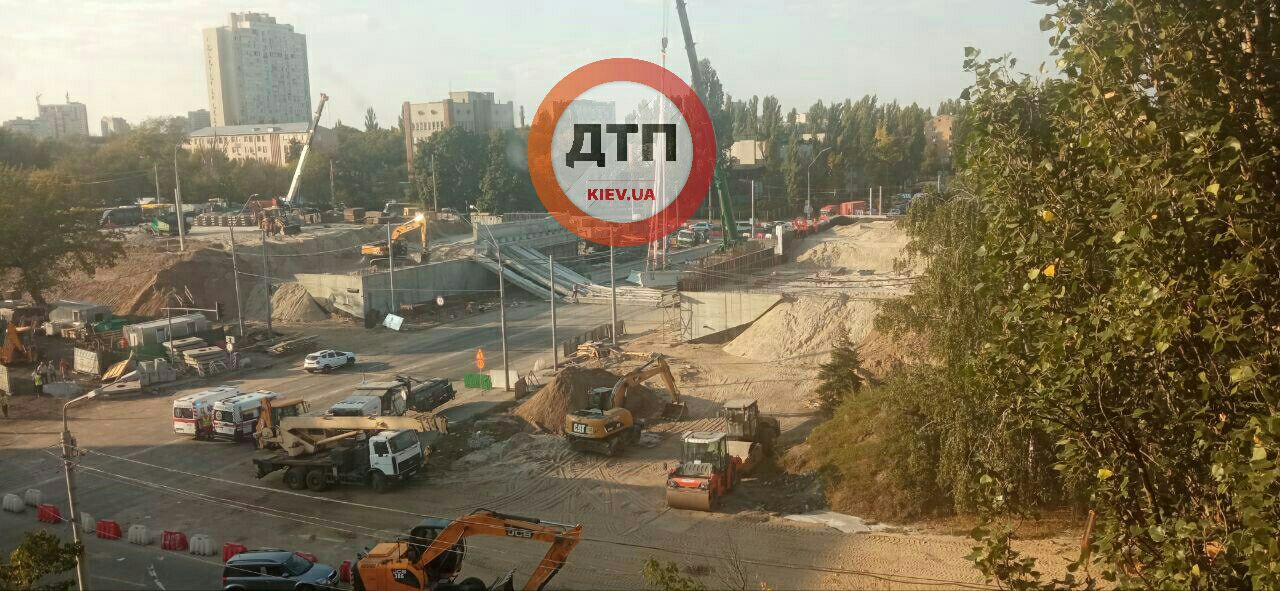Судячи з опублікованих фото та відео, балки Дегтярівського мосту впали на проїжджу частину. Рух по цій ділянці перекрито.