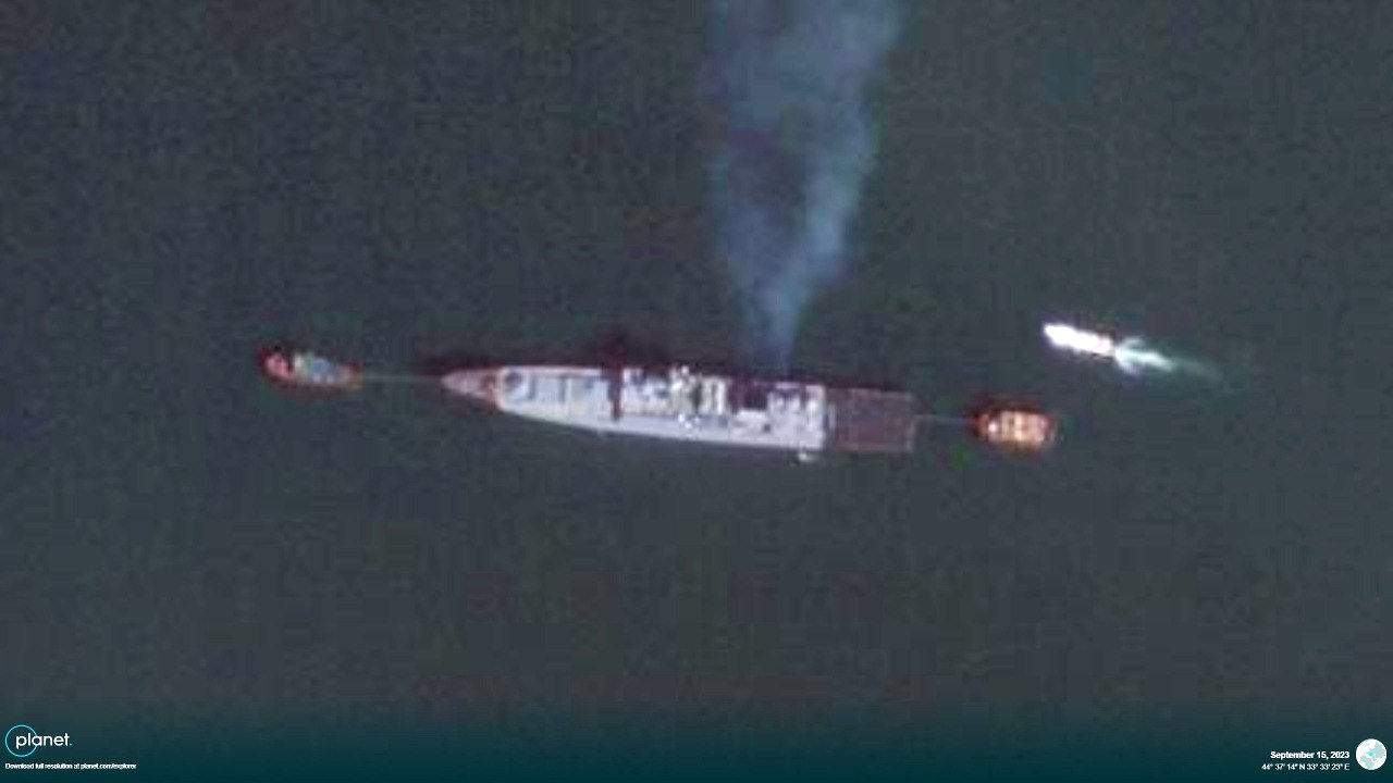 На знімках помітно, що фрегат не може самостійно пересуватися, оскільки його буксируються два катери.