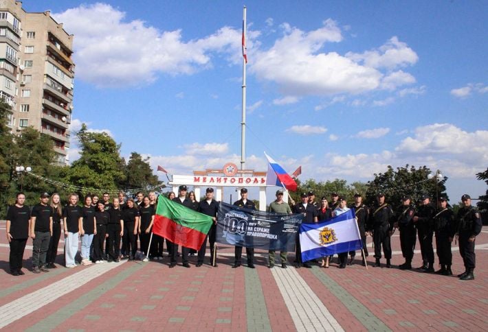 Россияне притащили в Мелитополь "памятную" тряпку и засветили подполковника полиции оккупантов (фото)