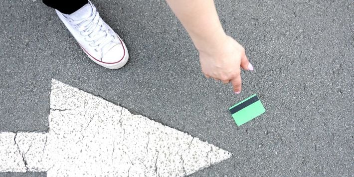 В Мелитополе женщина нашла чужую карту и потратила с нее все деньги