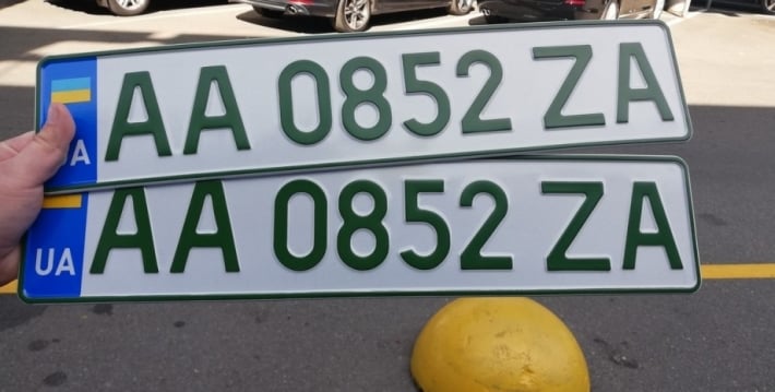 В сервисных центрах МВД Запорожья растет спрос на специальные номерные знаки для электрокаров
