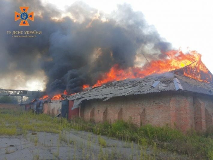 В Запорожской области в результате обстрелов горели дома и склад