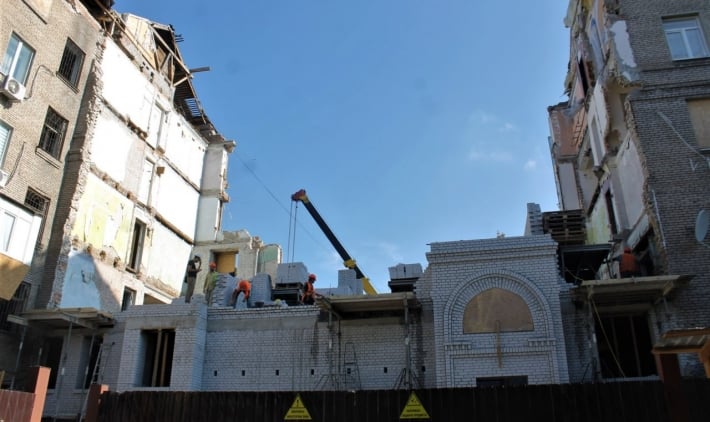 В одном из разрушенных домов в Запорожье уже строят второй этаж