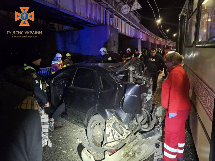 У Запоріжжі зіштовхнулися два легковика і тролейбус.