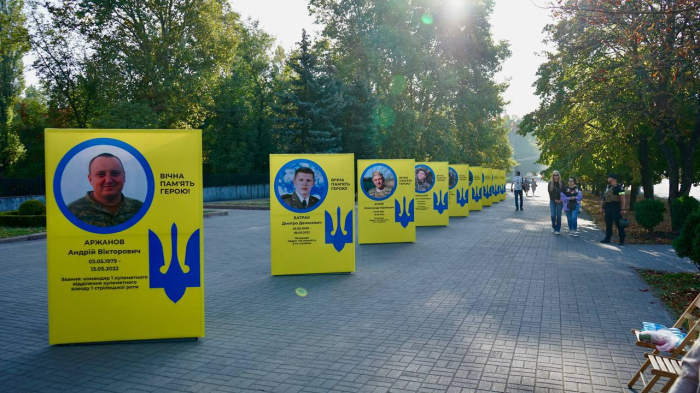 У центрі Запоріжжя встановили Алею Героїв на честь загиблих захисників.