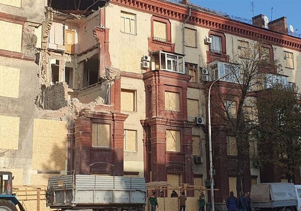 У Запоріжжі може впасти фасад зруйнованого будинку на Соборному проспекті: рух перекрили 