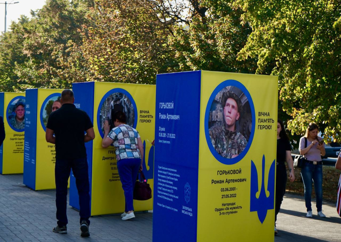 У центрі Запоріжжя встановили Алею Героїв на честь загиблих захисників.