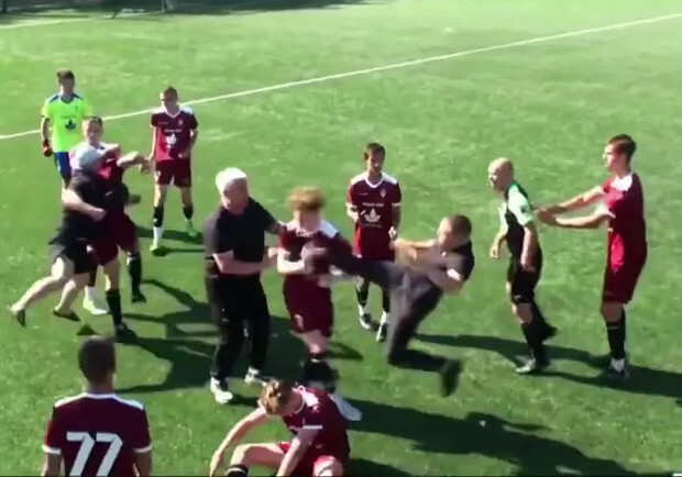 Футбольний матч у Запоріжжі завершився масовою бійкою. 