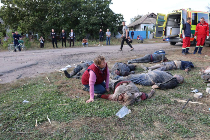 РФ обстріляла кафе на Харківщині, де проходив поминальний обід: кількість жертв зростає.