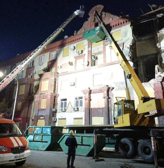 У Запоріжжі усунили аварійний нахил стіни будинку на проспекті Соборному.