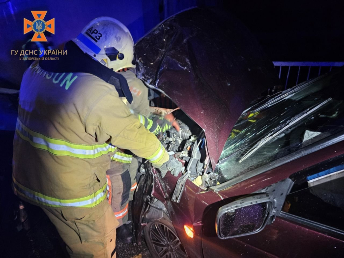 У Запоріжжі зіштовхнулися два легковика і тролейбус.