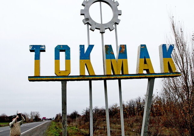 У Токмаку окупанти евакуювали родини, закрили магазини та ринок: що відомо. 