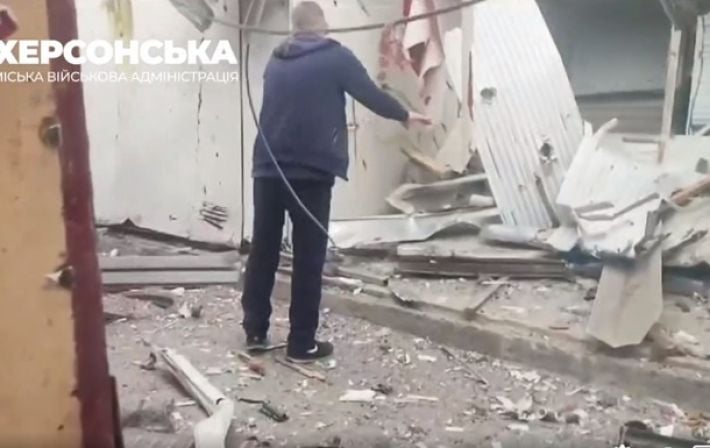 Появилось видео последствий обстрела рынка в Херсоне