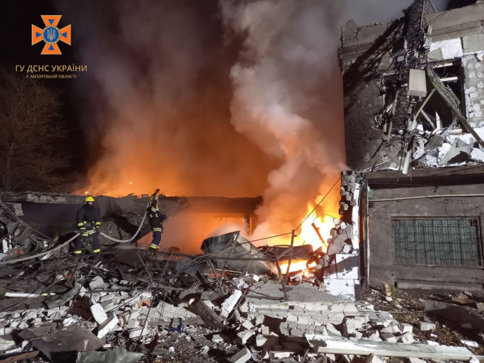 У Запоріжжі рятувальники ліквідували загоряння будівель внаслідок атаки Shahed.