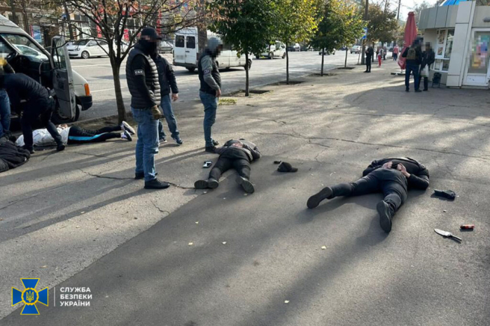 Нападали на власників автобусів і водіїв: у Запоріжжі затримали рекетирів.