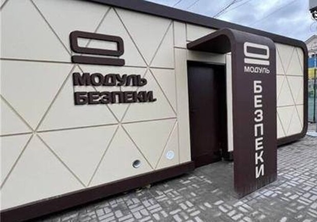 Захистять від вибухової хвилі та уламків ракет: у Запоріжжі встановлюють модулі безпеки. 