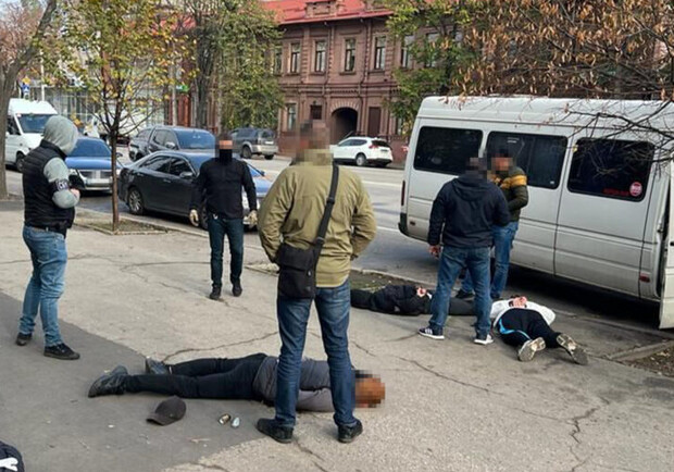 Нападали на власників автобусів і водіїв: у Запоріжжі затримали рекетирів. 