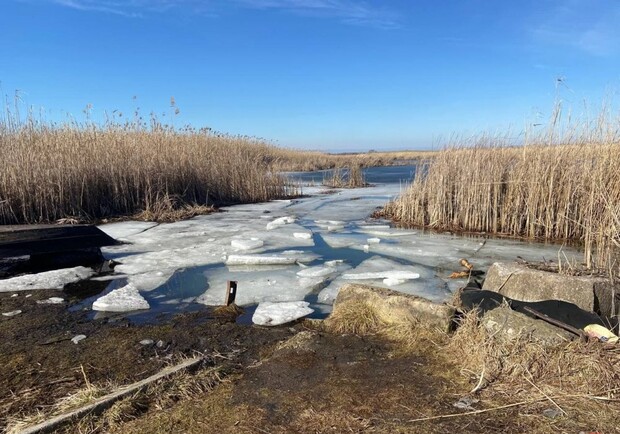 Був по плечі у воді: у Запоріжжі патрульні врятували підлітка, який впав у річку. 