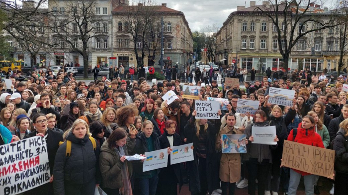 Львівські студенти влаштували акцію протесту біля політехніки з вимогами звільнити викладачку Ірину Фаріон.
