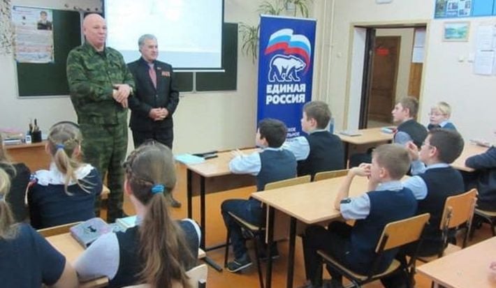 Почему ты не любишь россию? - вооруженные солдаты проводят "воспитательные беседы" в школах Мелитополя и других оккупированных городов