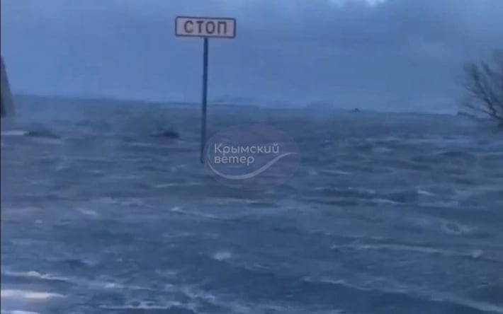 Шторм в Крыму: блекаут для почти полмиллиона человек, падение деревьев и ограничение движения авто