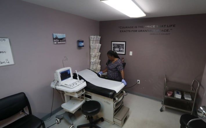 В Польше гинеколог изнасиловал 19-летнюю пациентку: она рассказала жуткие подробности