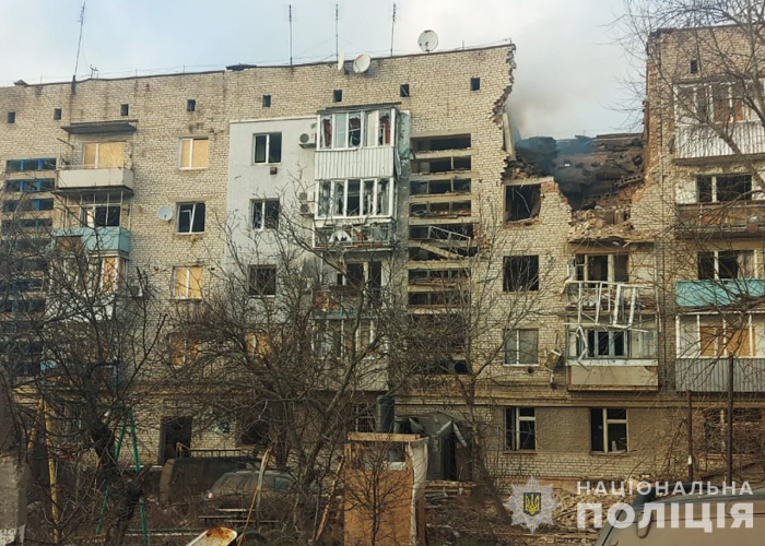 В Оріхові авіаційний снаряд влучив в багатоповерхівку.