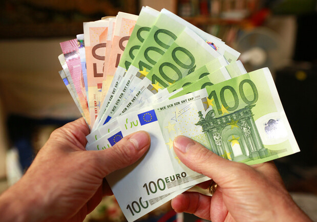 Курс валют в Україні 27 грудня 2023 року: скільки коштує долар і євро 
