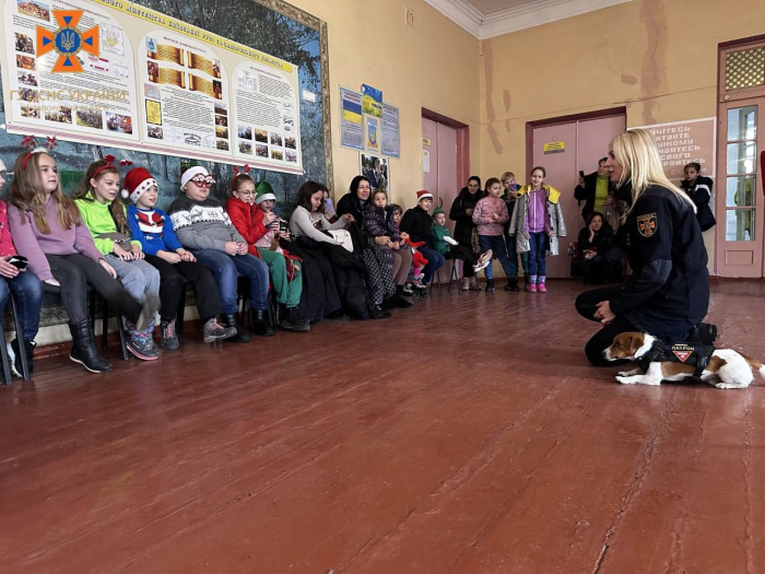 Легендарний пес Патрон у Запоріжжі завітав на захід до школярів.