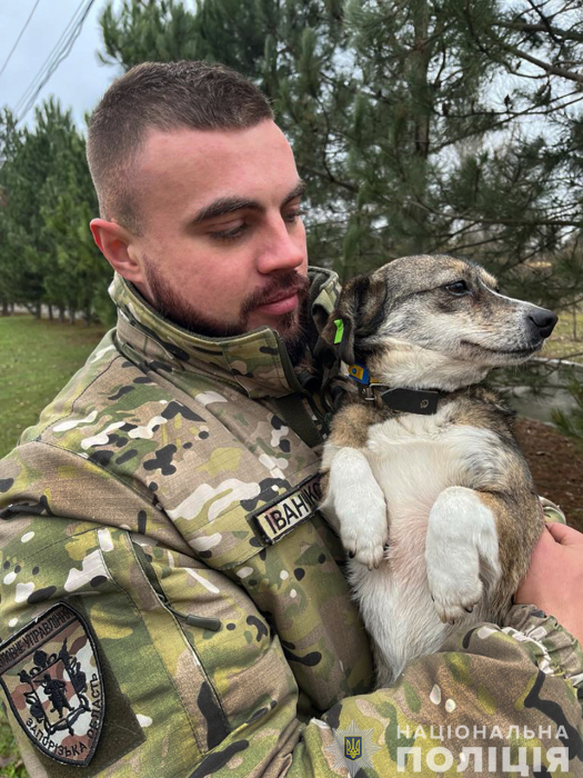 Запорізький поліцейський врятував собаку з прифронтового Оріхова.