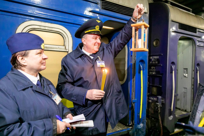 "Укрзалізниця" доставить Вифлеємський вогонь миру до 24 вокзалів України
