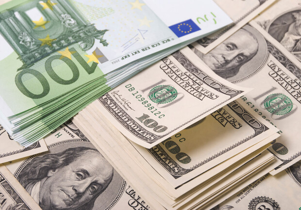 Курс валют в Україні 28 грудня 2023 року: скільки коштує долар і євро.