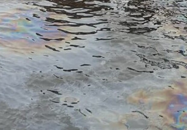 Після затоплення судна на одній з ділянок річки Дніпро виявили забруднення нафтопродуктами - 