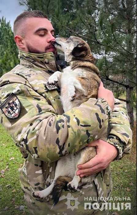 Запорізький поліцейський врятував собаку з прифронтового Оріхова.