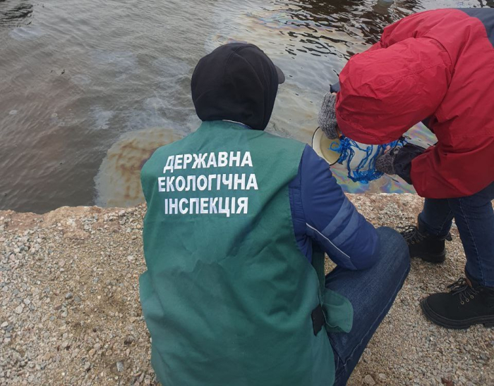 Після затоплення судна на одній з ділянок річки Дніпро виявили забруднення нафтопродуктами -