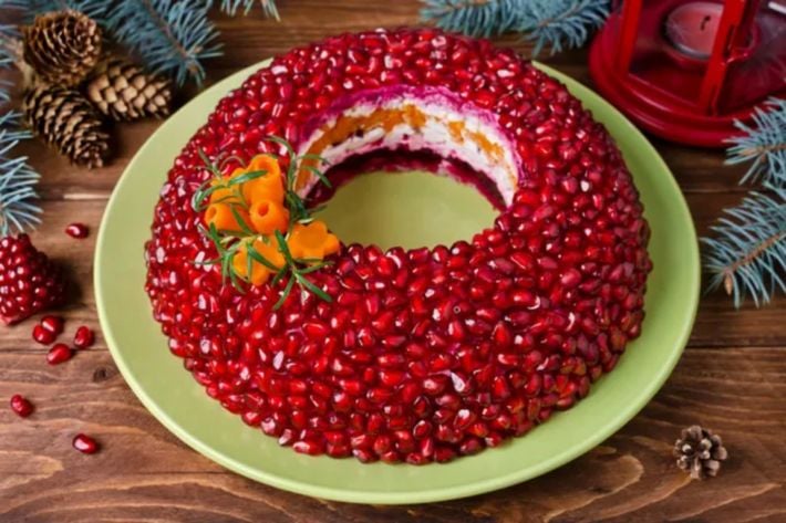 "Гранатовый браслет" – вкусный праздничный салат с курицей: как его приготовить