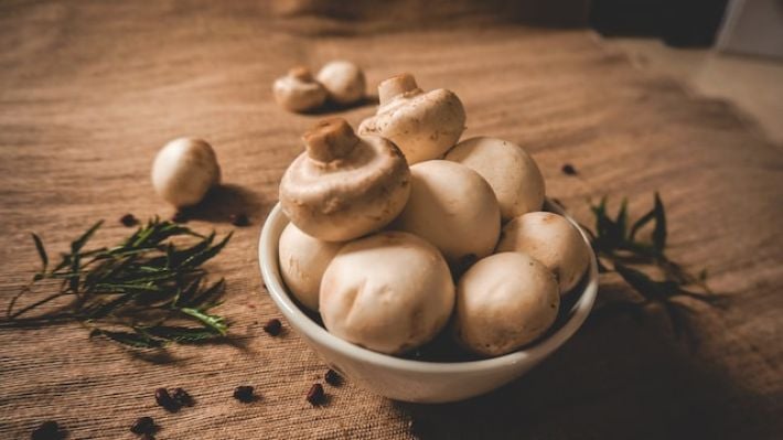 Быстрая закуска на праздничный стол: рецепт маринованных шампиньонов к Рождеству