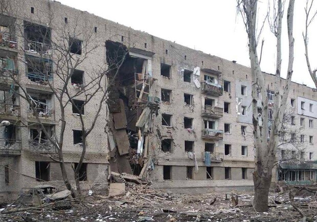 Росія скинула на Оріхів дві керовані бомби: зруйновано під’їзд будинку, є поранені. 