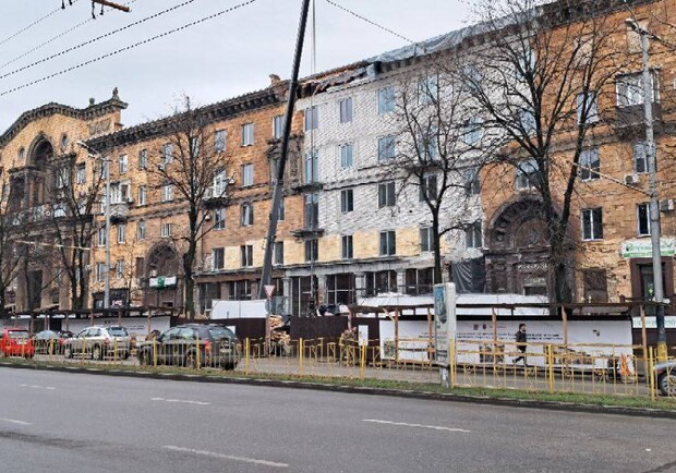 У Запоріжжі продовжують відновлювати будинки, що зруйнували російські будинки. - 