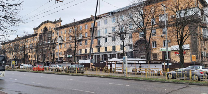 У Запоріжжі продовжують відновлювати будинки, що зруйнували російські будинки. -