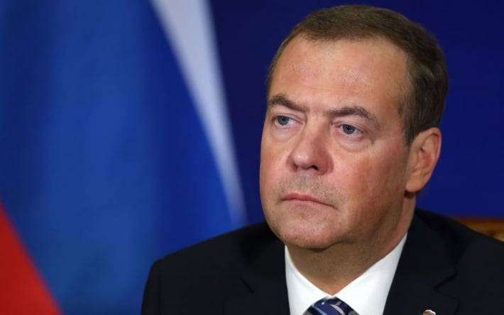 Медведев пригрозил Сунаку "обстрелом в центре Киева" из-за помощи Украине