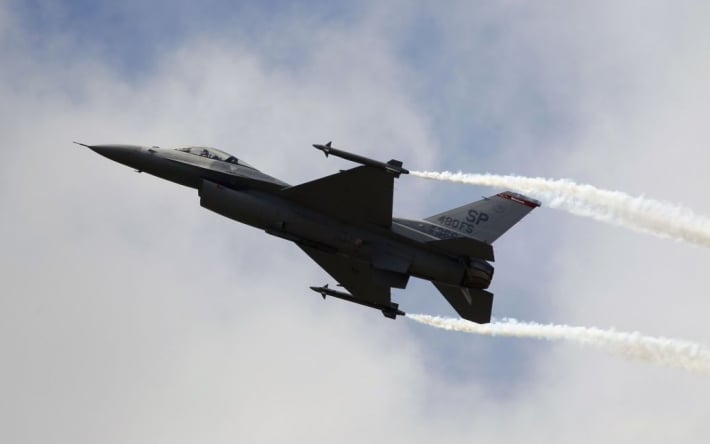 Польша поднимала в небо F-16 из-за массированной атаки РФ по Украине