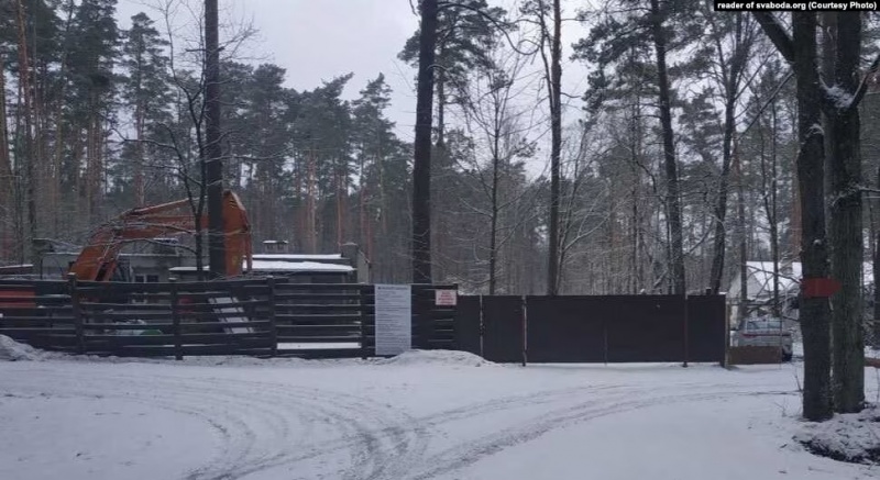 а й на території занедбаних сусідніх таборів -