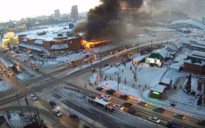 В центре российского Челябинска загорелся самый большой рынок: видео