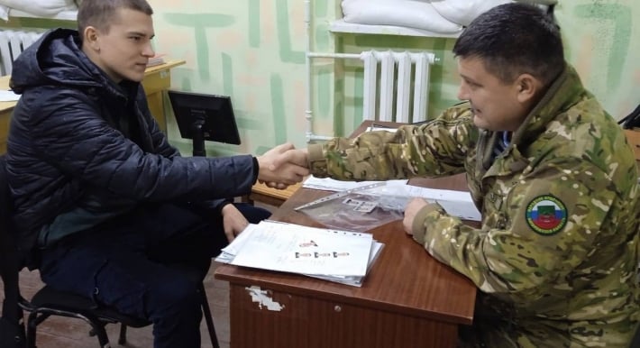 В Мелитополе оккупанты искусственно создают очередь за военными билетами в военкомате