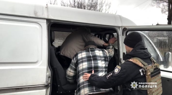Вражеские снаряды дважды разрушили дом: запорожские полицейские эвакуировали пожилую пару из Гуляйполя